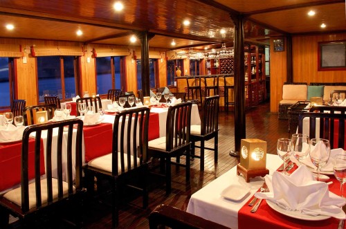 Restaurant on the Hai Long Junk