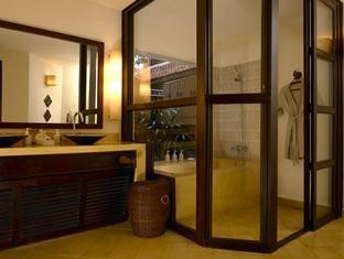 Superior Sea View Villa Bathroom