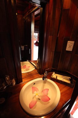 Le Co Chinchine bathroom