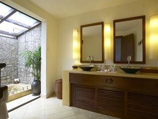 Deluxe Beachfront Villa