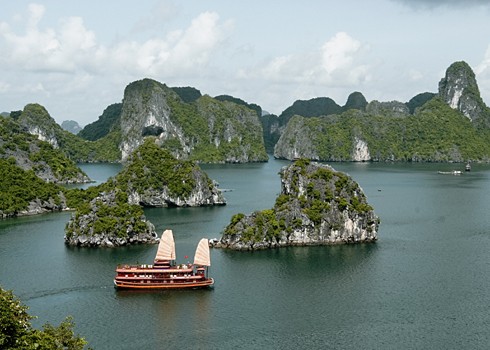 Boat cruise in Halong bay