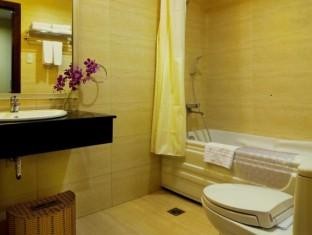Tan Hai Long Hotel Bathroom