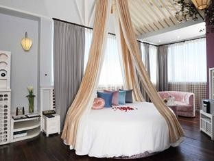 Honeymoon Suite