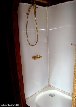 Song Xanh Bathroom2